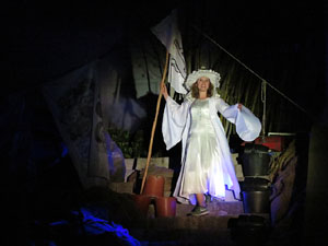 Temps de Flors 2016. Espectacle Lymbus, a c&agrave;rrec de Comediants, a les escales de Sant Feliu