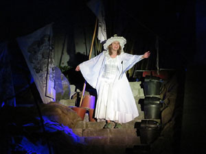 Temps de Flors 2016. Espectacle Lymbus, a c&agrave;rrec de Comediants, a les escales de Sant Feliu