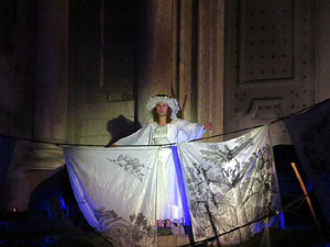 Temps de Flors 2016. Espectacle Lymbus, a c&agrave;rrec de Comediants, a les escales de Sant Feliu