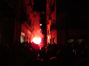 Temps de Flors 2016. Espectacle Lymbus, a c&agrave;rrec de Comediants, a les escales de Sant Feliu