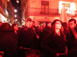 Temps de Flors 2016. Espectacle Lymbus, a c&agrave;rrec de Comediants, a les escales de Sant Feliu
