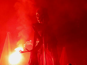 Temps de Flors 2016. Espectacle Lymbus, a c&agrave;rrec de Comediants, a les escales de Sant Feliu