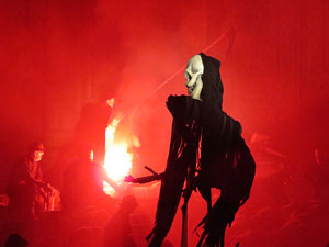 Temps de Flors 2016. Espectacle Lymbus, a c&agrave;rrec de Comediants, a les escales de Sant Feliu