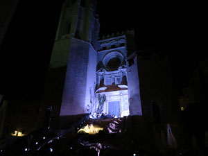 Temps de Flors 2016. Espectacle Lymbus, a c&agrave;rrec de Comediants, a les escales de Sant Feliu