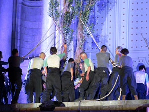 Temps de Flors 2016. Espectacle Lymbus, a c&agrave;rrec de Comediants, a les escales de Sant Feliu