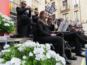 Temps de Flors 2016. Sardanes a la pla&ccedil;a del Vi amb la cobla Flama de Farners