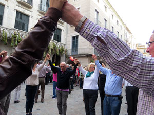 Temps de Flors 2016. Sardanes a la pla&ccedil;a del Vi amb la cobla Flama de Farners