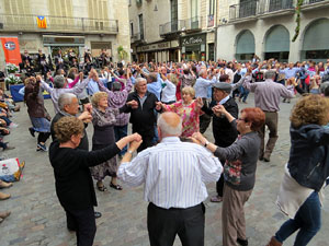 Temps de Flors 2016. Sardanes a la pla&ccedil;a del Vi amb la cobla Flama de Farners
