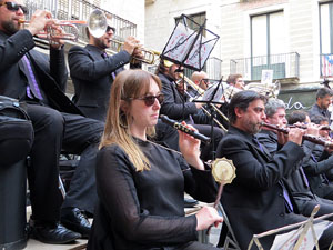 Temps de Flors 2016. Sardanes a la pla&ccedil;a del Vi amb la cobla Flama de Farners