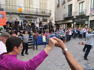 Temps de Flors 2016. Sardanes a la pla&ccedil;a del Vi amb la cobla Flama de Farners