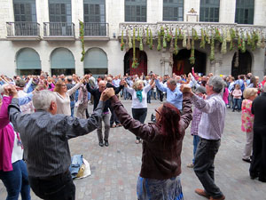 Temps de Flors 2016. Sardanes a la pla&ccedil;a del Vi amb la cobla Flama de Farners