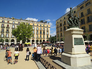 VIII Festa Reviu els Setges Napole&ograve;nics de Girona. Representaci&oacute; teatral a la pla&ccedil;a de la Independ&egrave;ncia