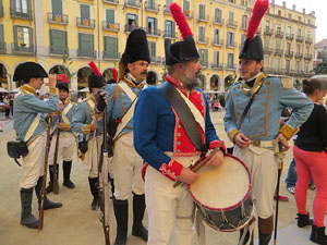 VIII Festa Reviu els Setges Napole&ograve;nics de Girona. Concentraci&oacute; dels grups de recreaci&oacute; a la pla&ccedil;a de la Independ&egrave;ncia
