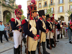 VIII Festa Reviu els Setges Napole&ograve;nics de Girona. Concentraci&oacute; dels grups de recreaci&oacute; a la pla&ccedil;a de la Independ&egrave;ncia