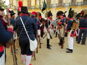 VIII Festa Reviu els Setges Napole&ograve;nics de Girona. Concentraci&oacute; dels grups de recreaci&oacute; a la pla&ccedil;a de la Independ&egrave;ncia