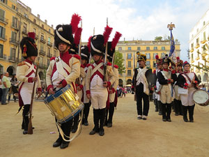VIII Festa Reviu els Setges Napole&ograve;nics de Girona. Concentraci&oacute; dels grups de recreaci&oacute; a la pla&ccedil;a de la Independ&egrave;ncia