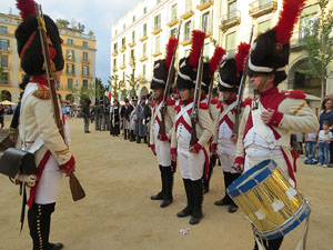 VIII Festa Reviu els Setges Napole&ograve;nics de Girona. Concentraci&oacute; dels grups de recreaci&oacute; a la pla&ccedil;a de la Independ&egrave;ncia