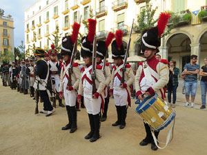 VIII Festa Reviu els Setges Napole&ograve;nics de Girona. Concentraci&oacute; dels grups de recreaci&oacute; a la pla&ccedil;a de la Independ&egrave;ncia