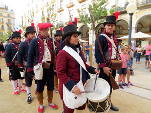 VIII Festa Reviu els Setges Napole&ograve;nics de Girona. Concentraci&oacute; dels grups de recreaci&oacute; a la pla&ccedil;a de la Independ&egrave;ncia