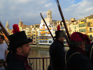 VIII Festa Reviu els Setges Napole&ograve;nics de Girona. Concentraci&oacute; dels grups de recreaci&oacute; a la pla&ccedil;a de la Independ&egrave;ncia