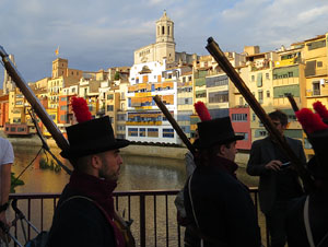 VIII Festa Reviu els Setges Napole&ograve;nics de Girona. Concentraci&oacute; dels grups de recreaci&oacute; a la pla&ccedil;a de la Independ&egrave;ncia