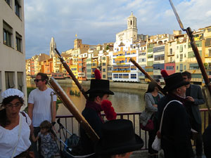 VIII Festa Reviu els Setges Napole&ograve;nics de Girona. Concentraci&oacute; dels grups de recreaci&oacute; a la pla&ccedil;a de la Independ&egrave;ncia