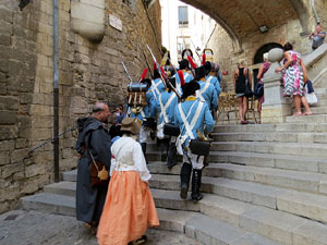 VIII Festa Reviu els Setges Napole&ograve;nics de Girona. Concentraci&oacute; dels grups de recreaci&oacute; a la pla&ccedil;a de la Independ&egrave;ncia