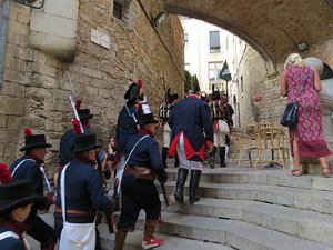 VIII Festa Reviu els Setges Napole&ograve;nics de Girona. Concentraci&oacute; dels grups de recreaci&oacute; a la pla&ccedil;a de la Independ&egrave;ncia