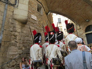 VIII Festa Reviu els Setges Napole&ograve;nics de Girona. Concentraci&oacute; dels grups de recreaci&oacute; a la pla&ccedil;a de la Independ&egrave;ncia