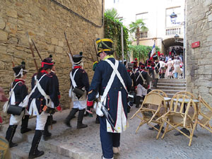 VIII Festa Reviu els Setges Napole&ograve;nics de Girona. Concentraci&oacute; dels grups de recreaci&oacute; a la pla&ccedil;a de la Independ&egrave;ncia