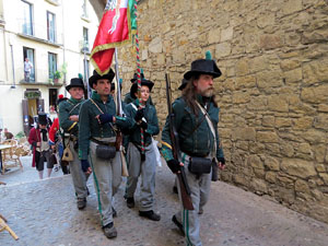 VIII Festa Reviu els Setges Napole&ograve;nics de Girona. Concentraci&oacute; dels grups de recreaci&oacute; a la pla&ccedil;a de la Independ&egrave;ncia