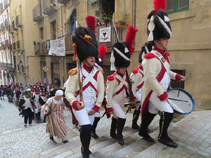 VIII Festa Reviu els Setges Napole&ograve;nics de Girona. Concentraci&oacute; dels grups de recreaci&oacute; a la pla&ccedil;a de la Independ&egrave;ncia