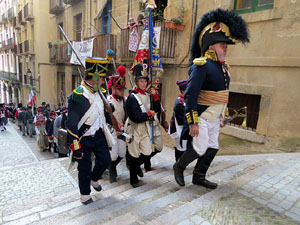 VIII Festa Reviu els Setges Napole&ograve;nics de Girona. Concentraci&oacute; dels grups de recreaci&oacute; a la pla&ccedil;a de la Independ&egrave;ncia