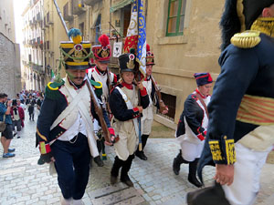 VIII Festa Reviu els Setges Napole&ograve;nics de Girona. Concentraci&oacute; dels grups de recreaci&oacute; a la pla&ccedil;a de la Independ&egrave;ncia