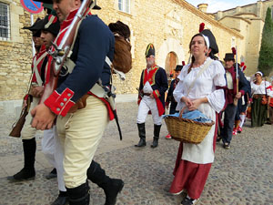 VIII Festa Reviu els Setges Napole&ograve;nics de Girona. Concentraci&oacute; dels grups de recreaci&oacute; a la pla&ccedil;a de la Independ&egrave;ncia