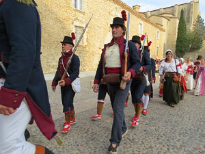 VIII Festa Reviu els Setges Napole&ograve;nics de Girona. Concentraci&oacute; dels grups de recreaci&oacute; a la pla&ccedil;a de la Independ&egrave;ncia