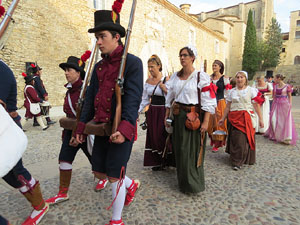 VIII Festa Reviu els Setges Napole&ograve;nics de Girona. Concentraci&oacute; dels grups de recreaci&oacute; a la pla&ccedil;a de la Independ&egrave;ncia