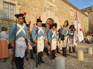 VIII Festa Reviu els Setges Napole&ograve;nics de Girona. Concentraci&oacute; dels grups de recreaci&oacute; a la pla&ccedil;a de la Independ&egrave;ncia