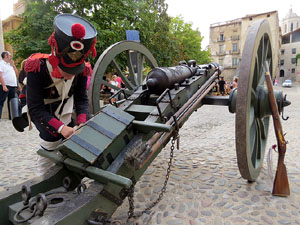 VIII Festa Reviu els Setges Napole&ograve;nics de Girona. Inici de la recreaci&oacute; a la pla&ccedil;a de Sant Dom&egrave;nec