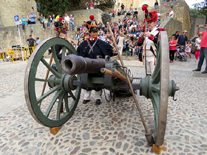 VIII Festa Reviu els Setges Napole&ograve;nics de Girona. Inici de la recreaci&oacute; a la pla&ccedil;a de Sant Dom&egrave;nec