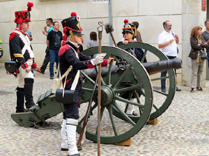 VIII Festa Reviu els Setges Napole&ograve;nics de Girona. Inici de la recreaci&oacute; a la pla&ccedil;a de Sant Dom&egrave;nec