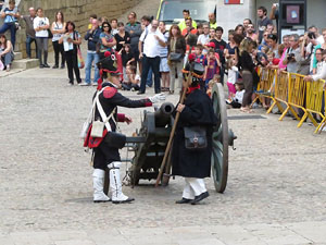 VIII Festa Reviu els Setges Napole&ograve;nics de Girona. Inici de la recreaci&oacute; a la pla&ccedil;a de Sant Dom&egrave;nec