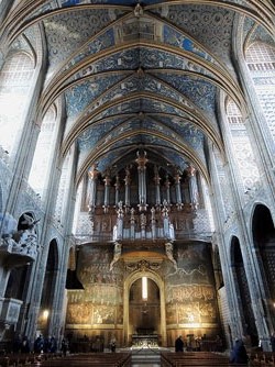 Interior de la Catedral de Santa Cec&iacute;lia amb l'altar major