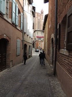 Carrer del Barri Vell amb la catedral de Santa Cec&iacute;lia al fons