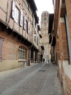 Carrer del Barri Vell amb la catedral de Santa Cec&iacute;lia al fons