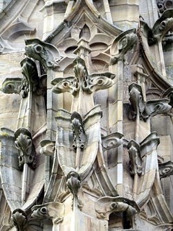 Decoraci&oacute; de la porta de Dominique de Florence de la catedral de Santa Cec&iacute;lia