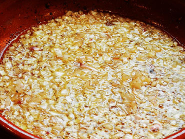 Conill amb olives: la ceba