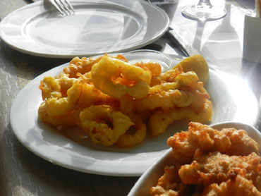 Calamars a la romana i brunyols de bacall&agrave;