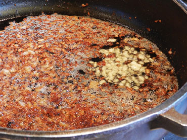 Afegit de l'all al sofregit