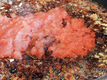 Incorporaci&oacute; de la tomata al sofregit